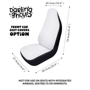K&ouml;nnte beinhalten: Schwarze und wei&szlig;e Vordersitzbez&uuml;ge f&uuml;r Autos mit dem Text "Darling ghoul Studio" und "Front Car Seat Covers Option". Der Sitzbezug misst 46,5 cm (18 Zoll) in der H&ouml;he, 47,5 cm (19 Zoll) in der Breite und 79,5 cm (31 Zoll) in der L&auml;nge. Der Text "NOT FOR USE ON SEATS WITH INTEGRATED AIRBAGS, SEATBELTS OR ARMRESTS." ist ebenfalls enthalten.