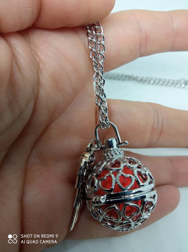 Pendant necklace calls angels orange bola