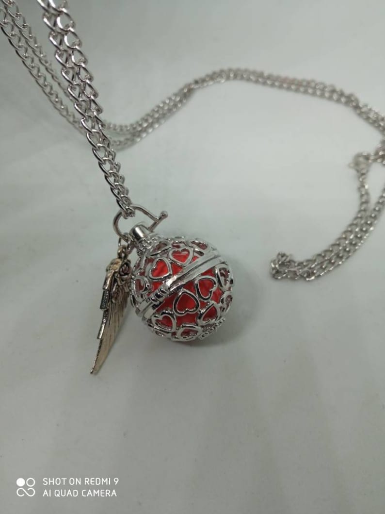 Pendant necklace calls angels orange bola