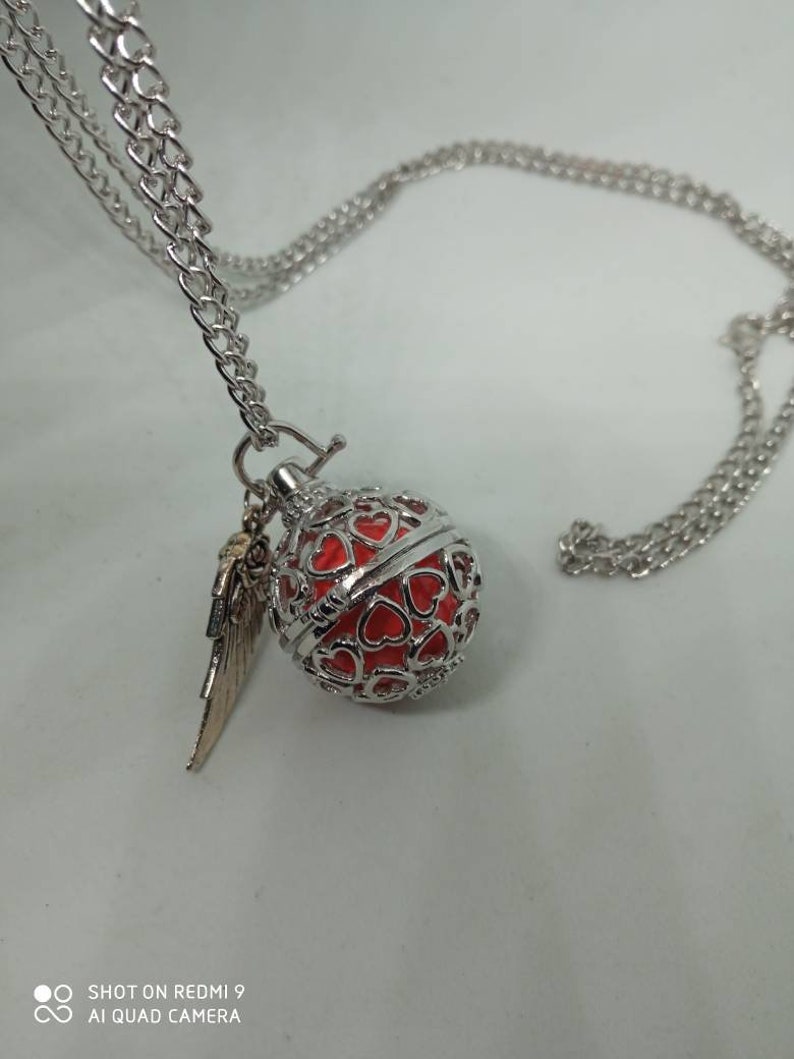 Pendant necklace calls angels orange bola