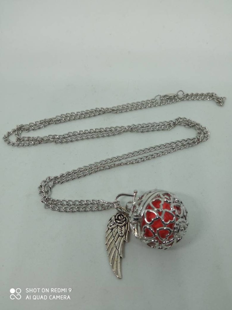 Pendant necklace calls angels orange bola