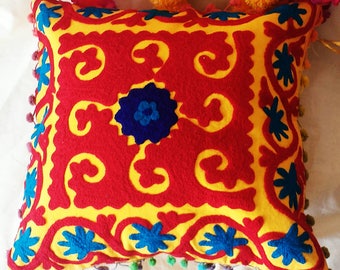Fundas de cojín Suzani indias hechas a mano, fundas de almohada decorativas de lana bordadas a mano con pompones, cojines cuadrados coloridos de estilo vintage.