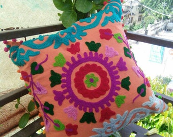 Fundas de cojín Suzani indias hechas a mano, fundas de almohada decorativas de lana bordadas a mano con pompones, cojines cuadrados coloridos de estilo vintage.