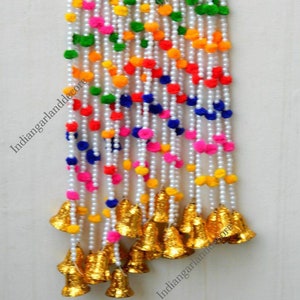 Livraison gratuite Cordons de pompon colorés avec perles Moti blanches Guirlande de laine Décoration indienne PomPom Strings avec cloches dorées Mariage indien