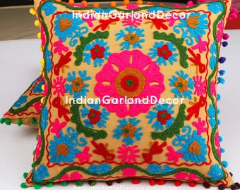 Fundas de cojín Suzani indias hechas a mano, fundas de almohada decorativas de lana bordadas a mano con pompones, cojines cuadrados coloridos de estilo vintage.