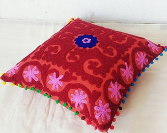 Fundas de cojín Suzani indias hechas a mano, fundas de almohada decorativas de lana bordadas a mano con pompones, cojines cuadrados coloridos de estilo vintage.