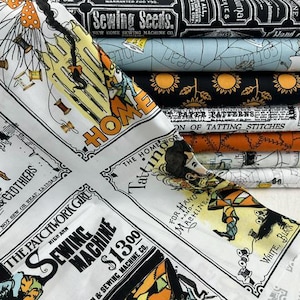 Op de afbeelding: Een stapel gevouwen stofrollen met vintage-stijl illustraties van naaimachines, garenklosjes en tekst waaronder Sewing Seeds, The Patchwork Girl en Tatting. De patronen bevatten de kleuren zwart, wit, oranje en blauw.