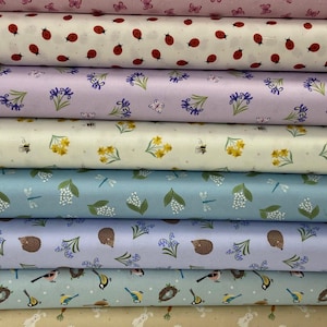 Può includere: Un rotolo di tessuto composto da sei rotoli con diverse stampe floreali e animali. Le stampe includono coccinelle, farfalle, api, narcisi, libellule, mughetti, ricci e cinciallegre.