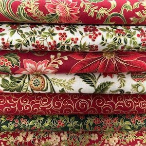 Puede incluir: Una pila de siete rollos de tela plegados con varios patrones de temática navideña. Los diseños incluyen fondos rojos y blancos con motivos impresos de flores de pascua, hojas de acebo verdes, bayas rojas, espirales doradas y adornos decorativos.