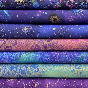 Tessuto metallico in cotone metallizzato Timeless Treasures da 1/4 di metro o pannello Man in the Moon Stars Clouds Night Sky