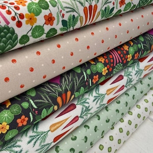 Puede incluir: Un conjunto de seis muestras de tela diferentes con varios patrones de vegetales y flores. La muestra superior presenta un fondo blanco con hojas verdes, bayas rojas y zanahorias naranjas. La segunda muestra es de color beige claro con pequeños puntos naranjas. La tercera muestra es de color verde oscuro con flores rosas, hojas verdes y zanahorias naranjas. La cuarta muestra es de color blanco con hojas verdes y zanahorias naranjas. La quinta muestra es de color verde claro con pequeños puntos verdes. La muestra inferior es de color beige claro con pequeños puntos verdes.