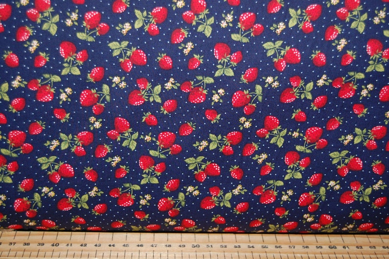 Popeline 100 % coton Rose & Hubble Fraises bleu marine/ivoire par 1/4 de mètre Fraise Navy Blue