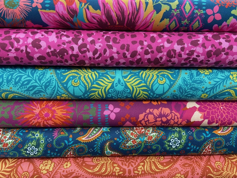 Crystal Manning for Moda /'Kasada/' 100/% Cotton Fabric by the 14 Metre* PeacocksPaisleyFlowersFloralMothsAnimal Print Pink /& Blue