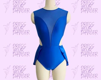 Op de afbeelding: Een mouwloos koningsblauw turnpakje met een transparant mesh paneel over de bovenborst en halslijn, met uitgesneden zijkanten en een uitlopend peplum-rokje in de taille, weergegeven op een etalagepop tegen een lichtpaarse achtergrond.
