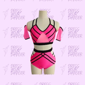 以下が含まれることがあります： 黒いトリムとホルターネックのトップスが付いた、鮮やかなピンク色のダンスコスチューム。コスチュームには、三角形の切り抜きとマッチするショーツが含まれています。袖はシアーピンクの生地です。「DRESS YOUR DANCER」という言葉が背景に繰り返されています。