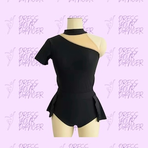 Op de afbeelding: Zwarte danstrikot met een transparant mesh-paneel op de schouder en een geruite rok. De trikot heeft een mock neck en korte mouwen.