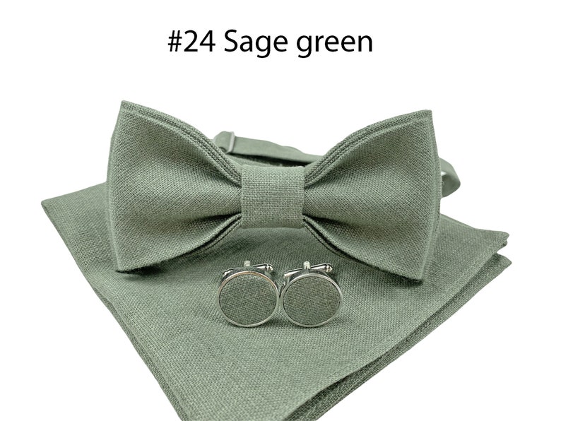 Most popular wedding colour - Dark sage bow tie, pocket square and cufflinks;
Beliebteste Hochzeitsfarbe: Fliege, Einstecktuch und Manschettenknöpfe in dunklem Salbei;
Couleur de mariage la plus populaire – Noeud papillon sauge foncée