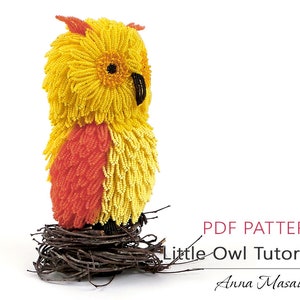 Könnte beinhalten: Eine gelbe und rote Perlen-Eule, die in einem Nest aus Zweigen sitzt. Die Eule hat einen schwarzen Schnabel und schwarze Augen. Der Text "PDF PATTERN Little Owl Tutorial Anna Masalska" steht unter der Eule.