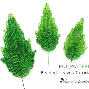 Peut inclure: Trois feuilles vertes en perles sur des tiges de fil. Les feuilles sont faites de petites perles rondes et ont un aspect réaliste et détaillé. L'image comprend le texte "PDF PATTERN Beaded Leaves Tutorial Anna Masalska".
