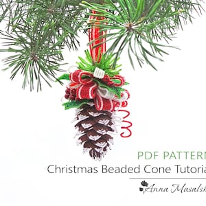 Może przedstawiać: Choinkowa ozdoba w kształcie szyszki wykonana z koralików, z czerwoną i białą wstążką w paski i zielonymi liśćmi. Ozdoba wisi na gałęzi sosny. PDF PATTERN Christmas Beaded Cone Tutorial Anna Masalska