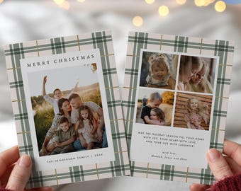 Könnte beinhalten: Weihnachtskarten mit Familienfotos. Die Karten haben einen karierten Rand in Grün und Beige. Auf der Vorderseite steht "Merry Christmas" und ein Familienfoto. Die Rückseite hat mehrere Fotos und eine Urlaubsbotschaft. Die Karten werden von einer Person gehalten.