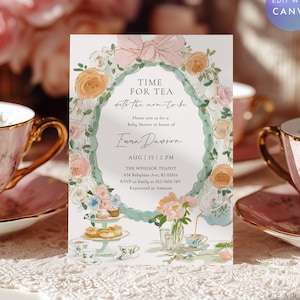 Pode incluir: Um convite para chá de bebê com ilustrações florais e de festa de chá. O convite apresenta o texto "Time for Tea" e detalhes do evento. Xícaras e pires rosa com acabamento dourado em primeiro plano.