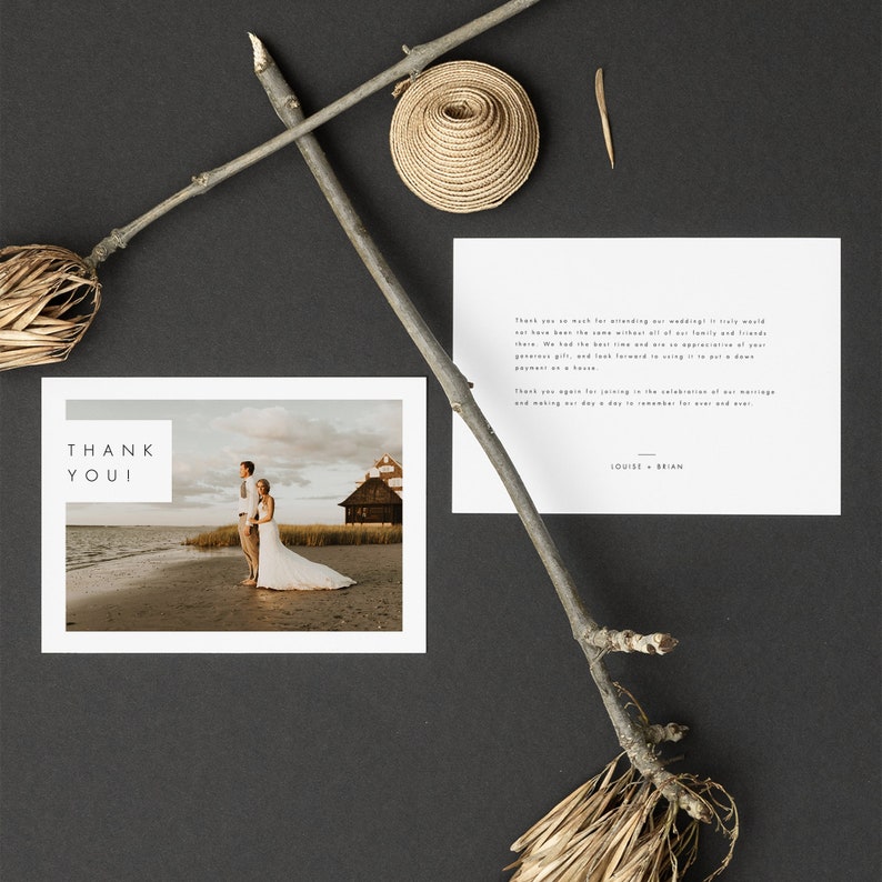 Puede incluir: Una tarjeta de agradecimiento de boda con una foto de la novia y el novio en una playa. La tarjeta dice "&iexcl;Gracias!" e incluye un mensaje agradeciendo a los invitados por asistir a la boda. El mensaje tambi&eacute;n dice "Louise + Brian".