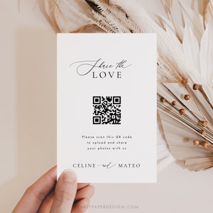 Peut inclure: Une carte blanche avec le texte "I have the LOVE" en écriture cursive, un code QR et les noms "CELINE et MATEO". La carte comprend également le texte "Please scan this QR code to upload and share your photos with us."