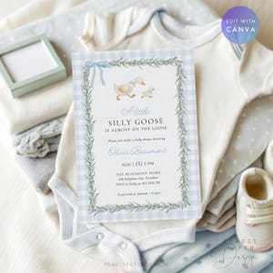 Peut inclure: Invitation de baby shower avec une bordure &agrave; carreaux vichy bleus et une illustration &agrave; l'aquarelle d'une oie et d'un oison. Le texte dit "A little silly goose is almost on the loose" avec les d&eacute;tails de l'&eacute;v&eacute;nement.
