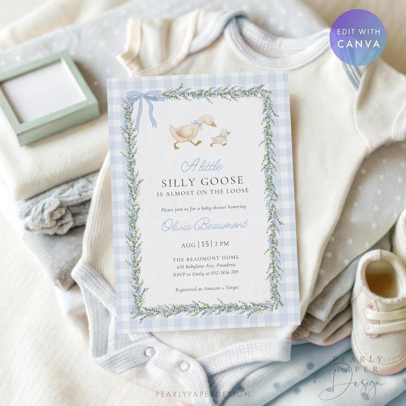 Peut inclure: Invitation de baby shower avec une bordure &agrave; carreaux vichy bleus et une illustration &agrave; l'aquarelle d'une oie et d'un oison. Le texte dit "A little silly goose is almost on the loose" avec les d&eacute;tails de l'&eacute;v&eacute;nement.