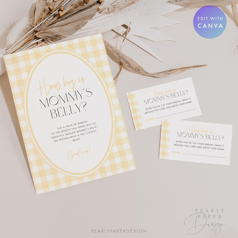 Może przedstawiać: Zestaw gier na baby shower z ż&oacute;łtym wzorem w kratkę. Na gł&oacute;wnej karcie widnieje napis "How big is Mommy's Belly?" z instrukcjami. Dołączone są r&oacute;wnież dwie mniejsze karty z tym samym tytułem i instrukcjami.