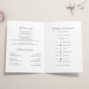 Peut inclure: Une invitation de mariage blanche avec une police d'&eacute;criture cursive noire. L'invitation comprend un calendrier du week-end de mariage avec les &eacute;v&eacute;nements et les heures de la c&eacute;r&eacute;monie de mariage, de la r&eacute;ception et du brunch. L'invitation comprend &eacute;galement les coordonn&eacute;es de la famille de la mari&eacute;e et du mari&eacute;.