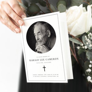 Puede incluir: Una tarjeta de condolencias blanca con una foto en blanco y negro de un hombre. La tarjeta dice "En memoria cari&ntilde;osa de Harald Lee Cameron 05.05.1928 - 05.02.2020" con un s&iacute;mbolo de cruz debajo. La tarjeta tambi&eacute;n incluye la fecha y la hora de un servicio conmemorativo en la Catedral de San Miguel en Georgetown, MA.
