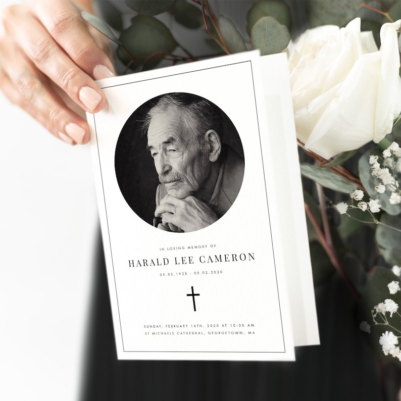 Puede incluir: Una tarjeta de condolencias blanca con una foto en blanco y negro de un hombre. La tarjeta dice "En memoria cari&ntilde;osa de Harald Lee Cameron 05.05.1928 - 05.02.2020" con un s&iacute;mbolo de cruz debajo. La tarjeta tambi&eacute;n incluye la fecha y la hora de un servicio conmemorativo en la Catedral de San Miguel en Georgetown, MA.