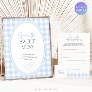 Puede incluir: Un conjunto de imprimibles para juegos de fiesta con estampado de cuadros vichy azul claro y blanco. El letrero principal dice "Guess the Sweet Mess" en una elegante escritura. Incluye una tarjeta de juego y una tarjeta peque&ntilde;a "Sweet Mess Three".
