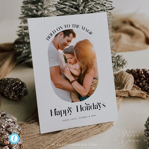 Modello di biglietto di auguri fotografico stampabile, Hold on to the Magic Holiday Templett, modello di biglietto di Natale semplice, biglietto di auguri di buone feste