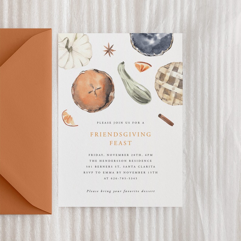 Puede incluir: Una ilustraci&oacute;n de acuarela de una invitaci&oacute;n a un Friendsgiving con un fondo blanco y una variedad de im&aacute;genes de tem&aacute;tica oto&ntilde;al, incluyendo calabazas, tartas y palitos de canela. El texto dice "Por favor, &uacute;nase a nosotros para un fest&iacute;n de Friendsgiving. Viernes, 20 de noviembre, 6 pm. La residencia Henderson. 501 Berners St. Santa Clarita. RSVP a Emma antes del 15 de noviembre al 626-785-5345. Por favor, traiga su postre favorito."