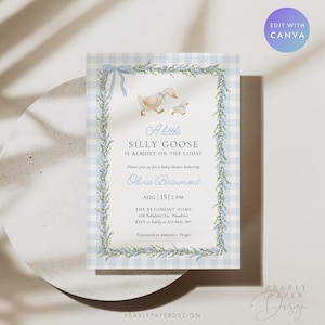 Peut inclure: Invitation de baby shower avec un fond &agrave; carreaux vichy bleu et une illustration &agrave; l'aquarelle d'une oie et d'un oison. Le texte dit "A little silly goose is almost on the loose" avec les d&eacute;tails de l'&eacute;v&eacute;nement. Des accents floraux et des n&oelig;uds sont inclus.