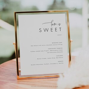 Puede incluir: Un cartel con marco dorado con el texto "love is SWEET" en la parte superior. El cartel enumera la tarta de boda, el tiramis&uacute; de chocolate, las magdalenas y las rosquillas con sus sabores.