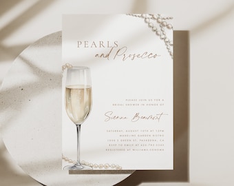 Puede incluir: Una invitación a una despedida de soltera con una ilustración de acuarela de una copa de champán y perlas. La invitación dice "Pearls and Prosecco" e incluye los detalles del evento, incluida la fecha, la hora, el lugar y la información de RSVP.