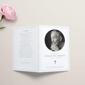 Puede incluir: Un programa de funeral en blanco y negro con un poema titulado "Soy libre" y una foto de un hombre. El programa es para Harald Lee Cameron, quien falleci&oacute; el 02-02-2023. El programa incluye la fecha y la hora del servicio f&uacute;nebre, que se llevar&aacute; a cabo en la Catedral de San Miguel en Georgetown, MA.