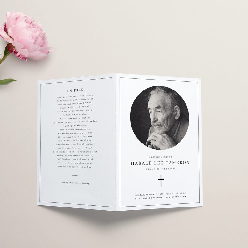 Puede incluir: Un programa de funeral en blanco y negro con un poema titulado "Soy libre" y una foto de un hombre. El programa es para Harald Lee Cameron, quien falleci&oacute; el 02-02-2023. El programa incluye la fecha y la hora del servicio f&uacute;nebre, que se llevar&aacute; a cabo en la Catedral de San Miguel en Georgetown, MA.