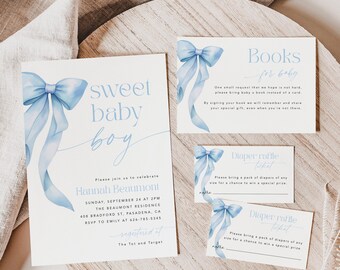 Könnte beinhalten: Eine blaue und weiße Babyparty-Einladung mit einer Aquarell-Schleife und dem Text "sweet baby boy". Die Einladung enthält Datum, Uhrzeit und Ort der Party. Es gibt auch zwei Karten für eine Windel-Tombola und eine Buchwunschliste für das Baby.