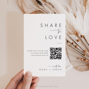 Peut inclure: Carte blanche avec du texte noir qui dit "SHARE the LOVE" avec un code QR noir et blanc en dessous. Le texte "PLEASE SCAN THIS QR CODE TO UPLOAD AND SHARE YOUR PHOTOS WITH US" est sous le code QR. Le texte "with love NORA + OWEN" est en bas de la carte.