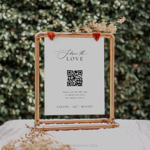 Könnte beinhalten: Ein weißes Schild mit einem schwarz-weißen QR-Code und dem Text "Share the LOVE" in einer kursiven Schrift. Unter dem QR-Code steht der Text "Bitte scannen Sie diesen QR-Code, um Ihre Fotos hochzuladen und mit uns zu teilen." und die Namen "CELINE & MATEO".