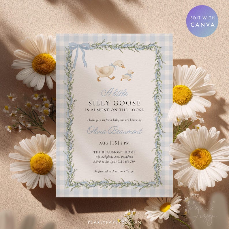 Peut inclure: Invitation de baby shower avec une bordure vichy bleu clair et des accents floraux. L'invitation pr&eacute;sente une illustration fantaisiste d'une oie et d'un oison, avec le texte "A little SILLY GOOSE is almost on the loose."