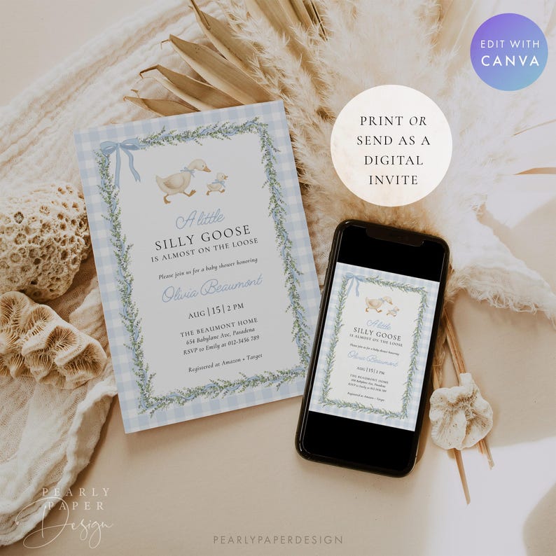 Peut inclure: Une invitation de baby shower avec une bordure &agrave; carreaux vichy bleus et une illustration &agrave; l'aquarelle d'une oie et d'un oison. L'invitation indique "A little SILLY GOOSE is almost on the loose" et comprend les d&eacute;tails de l'&eacute;v&eacute;nement. Un smartphone affiche le m&ecirc;me design.