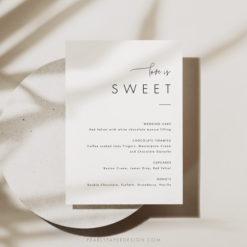 Puede incluir: Un men&uacute; de postres de boda minimalista con el texto "love is SWEET" en la parte superior. El men&uacute; enumera el pastel de bodas, el tiramis&uacute; de chocolate, los cupcakes y las donas.