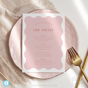 Pode incluir: Um cartão de menu rosa com uma borda ondulada, apresentando o texto "DRINK, DINE AND DANCE our menu" em uma fonte branca. O menu lista opções de entrada, prato principal e sobremesa.