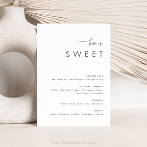 Puede incluir: Una tarjeta blanca con el texto "Love is Sweet" en la parte superior. La tarjeta enumera diferentes opciones de postres para una recepci&oacute;n de boda, que incluyen pastel de bodas, tiramis&uacute; de chocolate, cupcakes y donas.